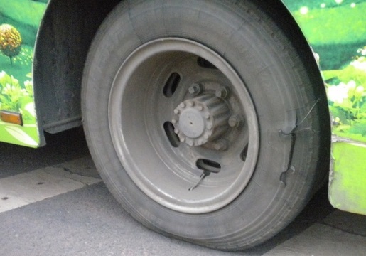 一辆公车一年换10条轮胎，巡察组追查背后猫腻