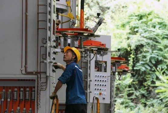 桂林橡机导柱式硫化机成市场“新宠”