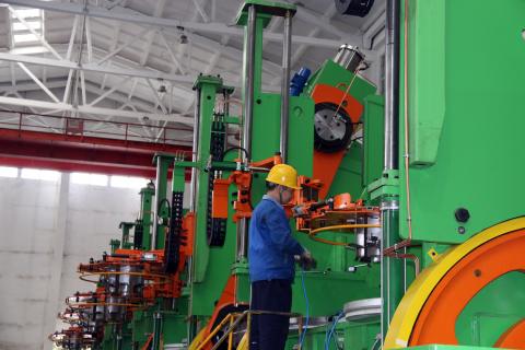 桂林橡机为国内大型轮胎厂商供货的硫化机正组装待发