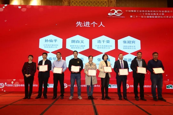 颁奖嘉宾邓雅俐为先进个人(第一组)颁发证书