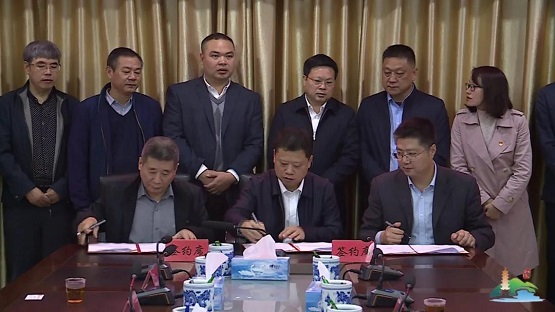 李群彪代表临川区人民政府与抚州克林泰尔环保科技有限公司代表签署了投资合作协议 李群彪代表临川区人民政府与抚州克林泰尔环保科技有限公司代表签署了投资合作协议