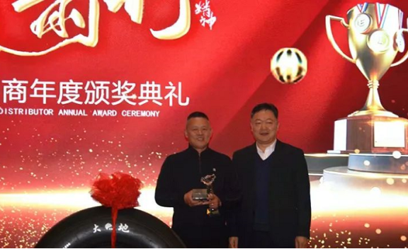 总工程师罗忠林为一等奖获得者颁奖 总工程师罗忠林为一等奖获得者颁奖