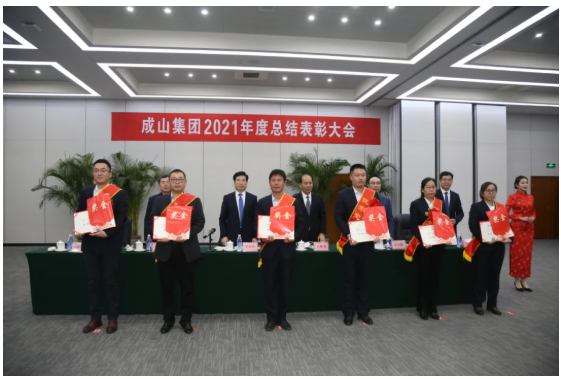 会议还对先进集体、个人,以及优秀党务工作者、优秀党员,进行了表彰。 会议还对先进集体、个人,以及优秀党务工作者、优秀党员,进行了表彰。
