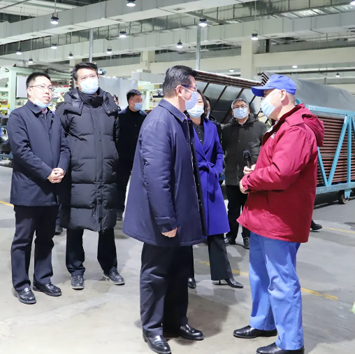 浪马轮胎总经理李庆文、副总经理金永生，全程陪同。