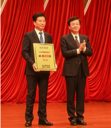 　集团董事长车宏志代表企业上台领奖，并作为重点企业代表发言。