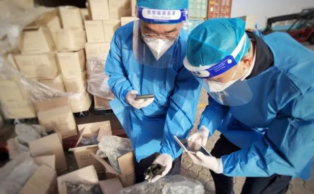 海关关员查获禁止进口废弃粉末涂料 海关关员查获禁止进口废弃粉末涂料