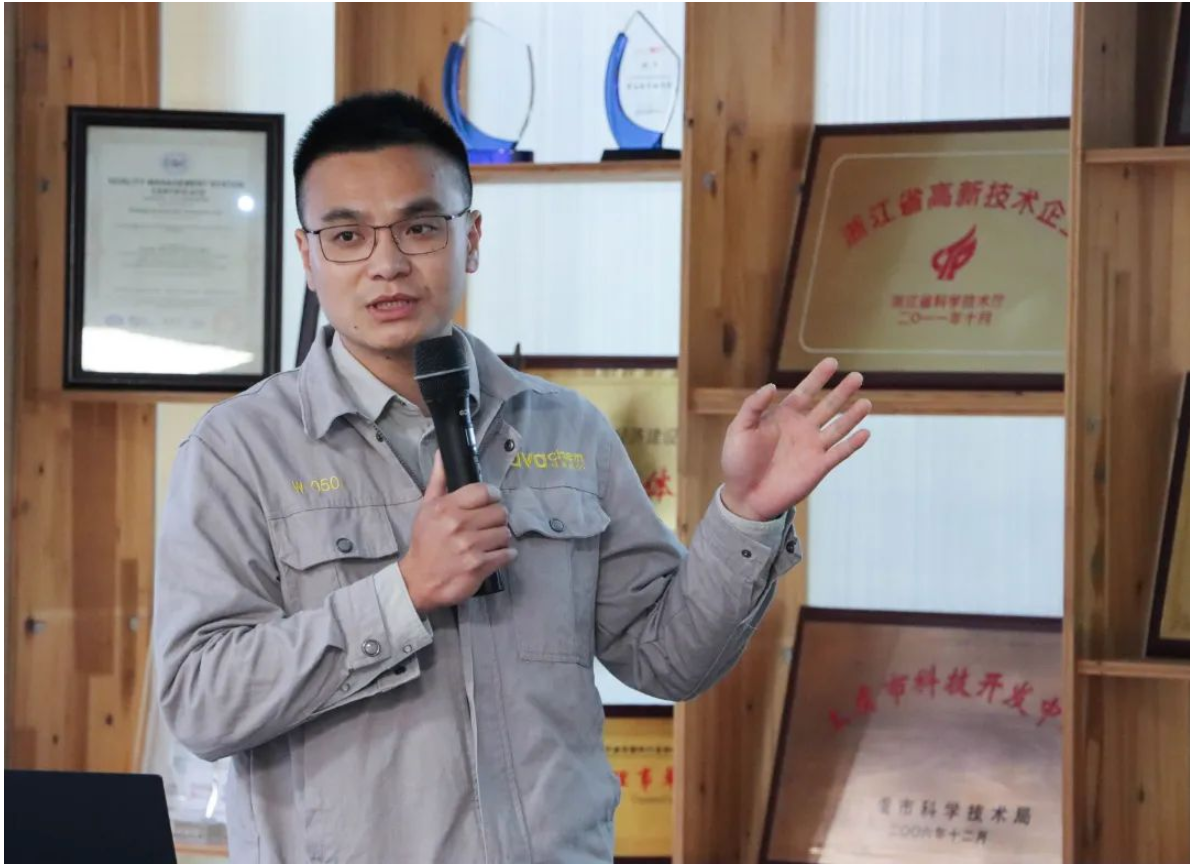 吴经理为大家介绍生产线情况 吴经理为大家介绍生产线情况
