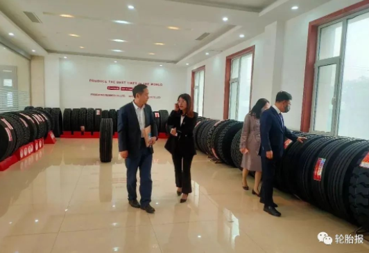 图5:方兴橡胶展厅参观 图5:方兴橡胶展厅参观