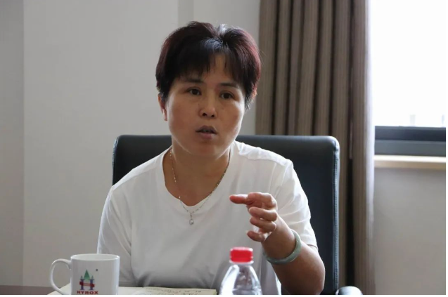集团公司总裁助理沈小芬作为集团管理对接华源负责人，建议会议汇报形式可以尝试以财务为中心，以财务数据辐射至各个子公司，通过对财务相关数据来分析、商讨、解决问题。