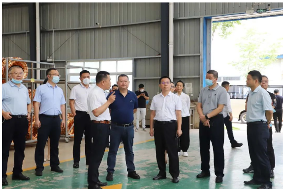 河南省狼牌轮胎科技有限公司董事长熊国武迎接考察团人员及相关政府领导，并介绍了狼牌轮胎企业发展情况。