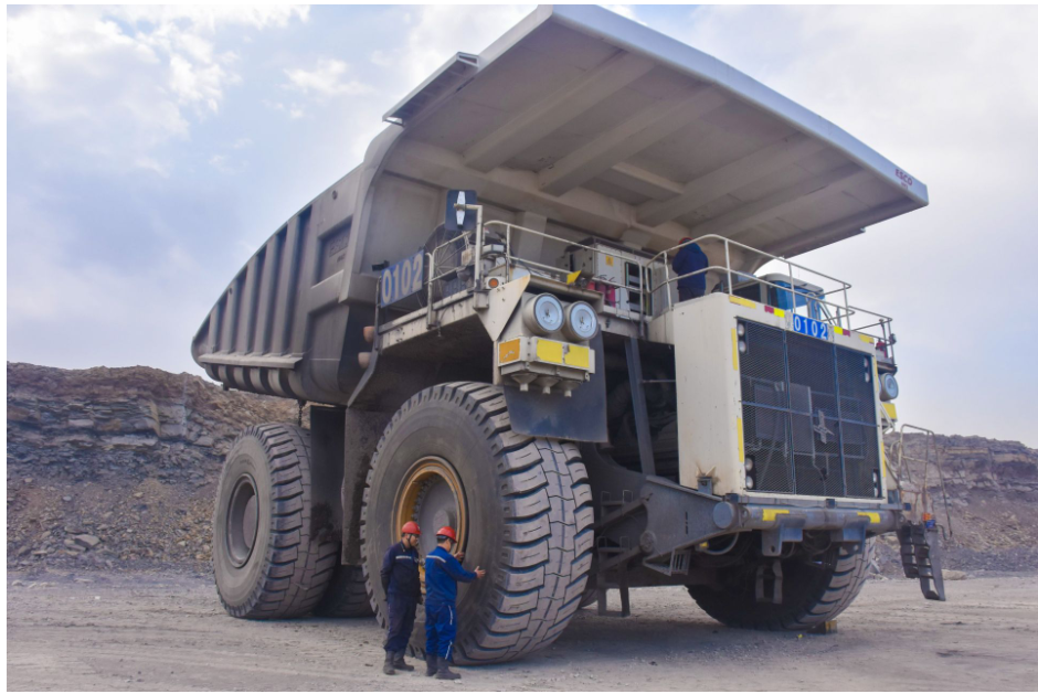 准能集团哈尔乌素矿露天煤矿MT5500矿用卡车1、2号胎位试用国产轮胎