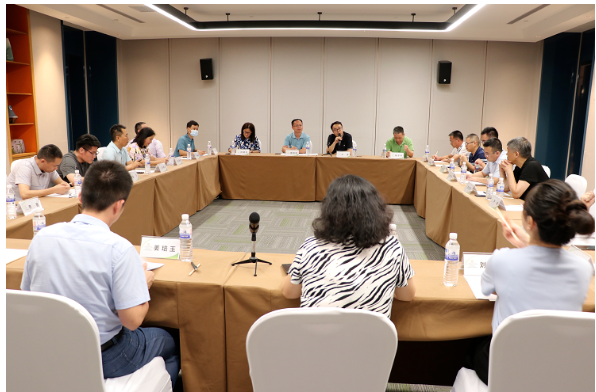 来自骨架材料行业及上下游轮胎企业、胶管胶带企业、橡胶制品企业、大专院校、科研院所的相关人员,共计约110多人参加了本次研讨会。 来自骨架材料行业及上下游轮胎企业、胶管胶带企业、橡胶制品企业、大专院校、科研院所的相关人员,共计约110多人参加了本次研讨会。