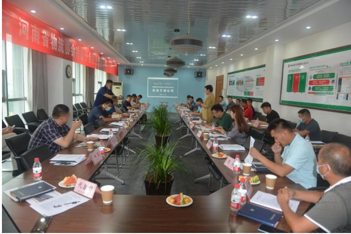 河南省物流协会冷链分会秘书长赵嘉浜介绍了到场的嘉宾 河南省物流协会冷链分会秘书长赵嘉浜介绍了到场的嘉宾