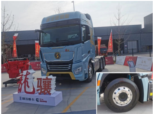 陕汽重卡和西安康明斯发布的龙骧6×4牵引车,就提出了解决这一问题创新解决的方案。 陕汽重卡和西安康明斯发布的龙骧6×4牵引车,就提出了解决这一问题创新解决的方案。