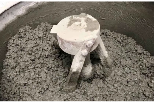 混凝土由3部分组成:水,将所有东西结合在一起的水泥,以及沙子或砾石等骨料。 混凝土由3部分组成:水,将所有东西结合在一起的水泥,以及沙子或砾石等骨料。
