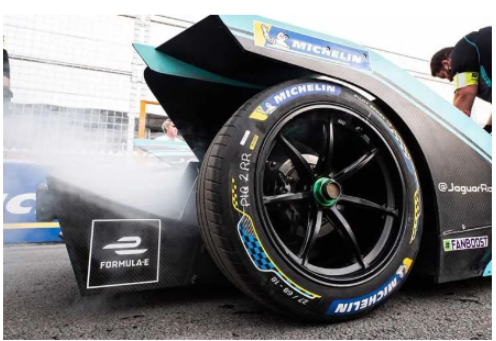 2018年，米其林升级推出第三代Pilot Sport EV轮胎。这款轮胎的重量，比前代轮胎轻了2.5千克。