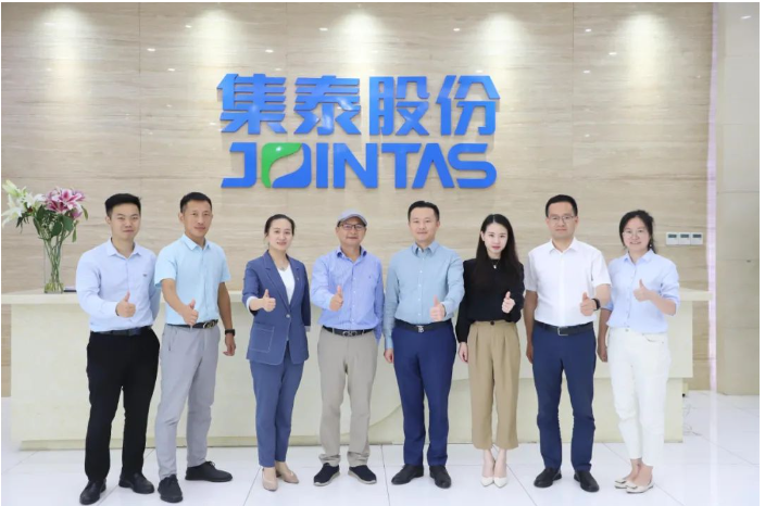 双方就新能源汽车产业合作、零碳数智楼宇发展等议题展开了深入探讨,并在会后进行了“广州市产业招商投资促进会会员单位”授牌仪式。 双方就新能源汽车产业合作、零碳数智楼宇发展等议题展开了深入探讨,并在会后进行了“广州市产业招商投资促进会会员单位”授牌仪式。