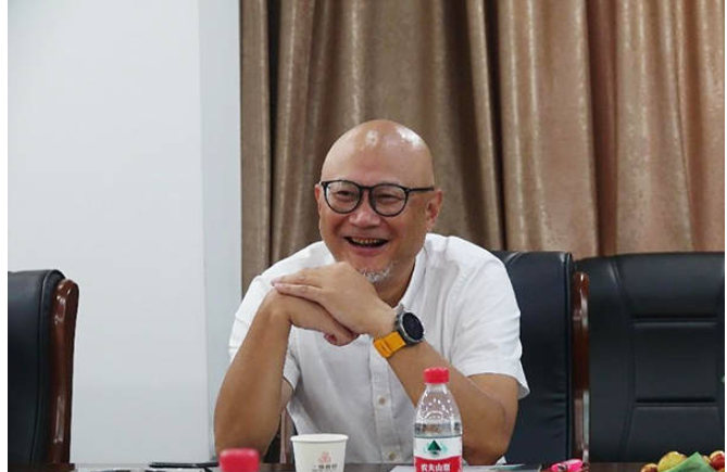 砂石骨料网创始人李华指出,近年来,小型砂石矿山加速整合,砂石生产线规模化、集约化趋势明显,大型砂石生产线的各项标准也在提高,如何将砂石骨料从矿区运至码头,具有运量大、低排放及安全可靠性高等特点的长皮带廊道成为首选,作为承载和运送砂石骨料输送带尤其重要。 砂石骨料网创始人李华指出,近年来,小型砂石矿山加速整合,砂石生产线规模化、集约化趋势明显,大型砂石生产线的各项标准也在提高,如何将砂石骨料从矿区运至码头,具有运量大、低排放及安全可靠性高等特点的长皮带廊道成为首选,作为承载和运送砂石骨料输送带尤其重要。