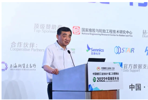 中国橡胶工业协会高级副会长、中策橡胶集团股份有限公司董事长沈金荣,发表了“2022年中国轮胎行业形势分析及面临的难点热点问题”主题演讲。 中国橡胶工业协会高级副会长、中策橡胶集团股份有限公司董事长沈金荣,发表了“2022年中国轮胎行业形势分析及面临的难点热点问题”主题演讲。