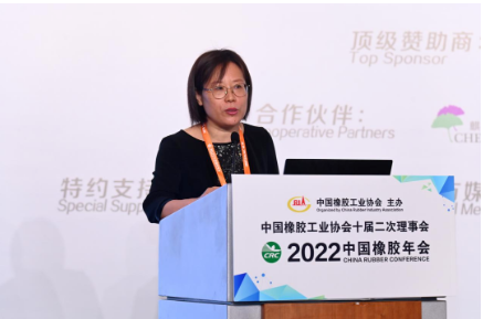 徐文英在致辞中表示,协会的一项重要工作,就是搭建一个好的平台,来让大家相互的认识,相互的沟通,这次会议邀请到了许多重量级嘉宾,要在两天分六大板块进行知识分享。相信通过协会搭建的平台,大家都能收获满满,希望各位每一天都活在幸福中,不要害怕困难,因为信心比黄金还重要。 徐文英在致辞中表示,协会的一项重要工作,就是搭建一个好的平台,来让大家相互的认识,相互的沟通,这次会议邀请到了许多重量级嘉宾,要在两天分六大板块进行知识分享。相信通过协会搭建的平台,大家都能收获满满,希望各位每一天都活在幸福中,不要害怕困难,因为信心比黄金还重要。