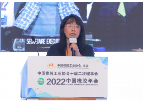 中国质量认证中心处长、国家低碳认证技术委员会执行秘书长于洁的报告题目是《“双碳”背景下橡胶行业参与碳市场与低碳发展》，她重点从“双碳”的国内外背景、橡胶行业与全国碳市场、橡胶制品低碳认证与发展展望等3个方面进行了介绍和分析。
