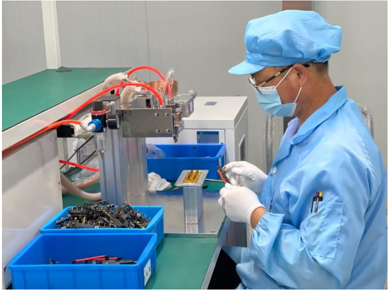 图为安徽省宁国天成电器有限公司的工人正在生产线上忙碌。新华社记者吴慧珺 摄