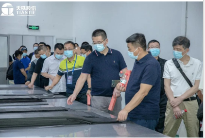 参观智能制造示范车间 参观智能制造示范车间