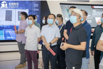 在工作人员的带领和讲解下,与会嘉宾参观天铁股份体验中心、智能制造示范车间以及试验平台之后,对打造智能制造车间,探索以互联网工厂升级传统制造有了更全面的认识 在工作人员的带领和讲解下,与会嘉宾参观天铁股份体验中心、智能制造示范车间以及试验平台之后,对打造智能制造车间,探索以互联网工厂升级传统制造有了更全面的认识