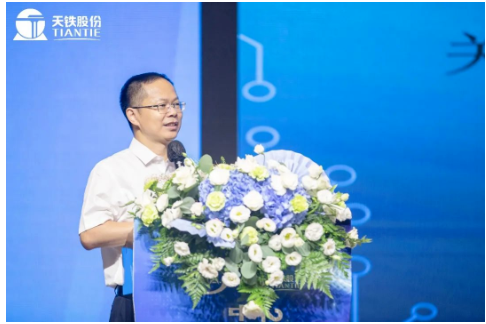 中橡协副会长兼秘书长雷昌纯莅临大会,并讲话。 中橡协副会长兼秘书长雷昌纯莅临大会,并讲话。
