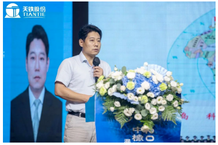 青岛科技大学橡塑材料与工程重点实验室副主任刘伟博士，作了《橡塑材料改性技术及应用》的报告;