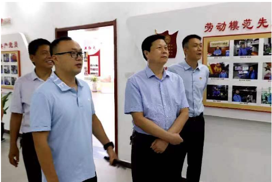 市、县两级人民法院领导在李洋董事长的陪同下,先后来到公司五心党建展厅、产品展示厅,并同公司有关人员进行深入座谈。 市、县两级人民法院领导在李洋董事长的陪同下,先后来到公司五心党建展厅、产品展示厅,并同公司有关人员进行深入座谈。