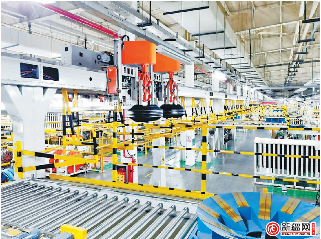 　图为9月12日，在双钱集团(新疆)昆仑轮胎有限公司智能生产车间，桁架机器人在生产线上作业。
