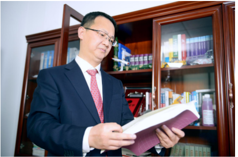 作为全国优秀企业家,黄舸舸是贵州省第十三次党代会代表、工程技术研究员,曾获“2021年度中国西部企业数字化转型领军人物”、“2019-2020年度贵州省优秀企业家荣誉称号”、“2010年全国劳模”、“ 2009年中国橡胶工业科学技术进步有功专家”等荣誉。 作为全国优秀企业家,黄舸舸是贵州省第十三次党代会代表、工程技术研究员,曾获“2021年度中国西部企业数字化转型领军人物”、“2019-2020年度贵州省优秀企业家荣誉称号”、“2010年全国劳模”、“ 2009年中国橡胶工业科学技术进步有功专家”等荣誉。