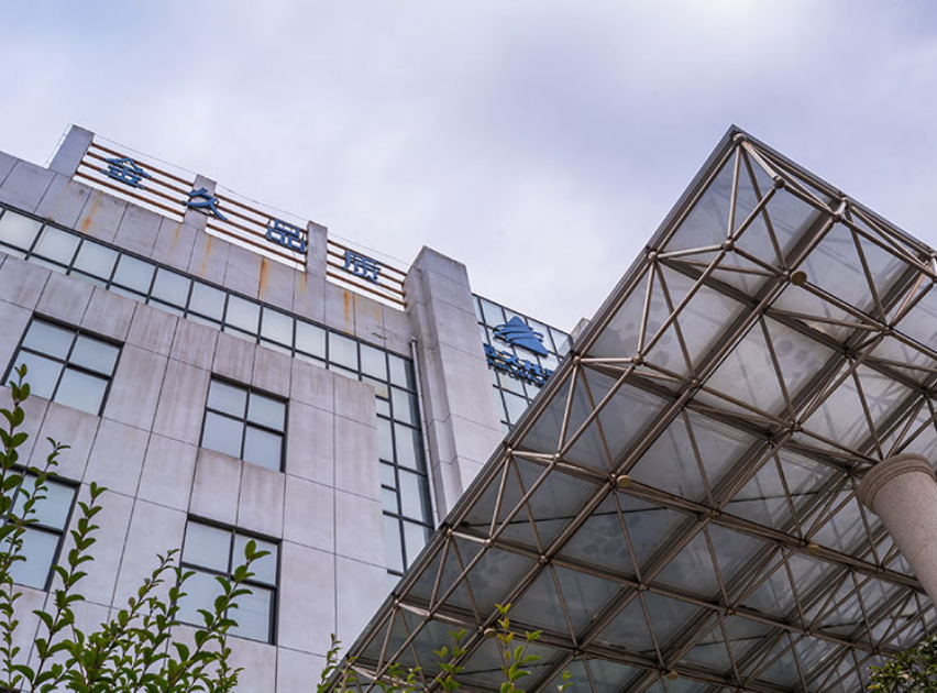 河南省金久龙实业有限公司是生产经营橡胶传动带的公司，为全国行业龙头企业，主要产品有汽车V带、农机带、普通V带、输送带等。