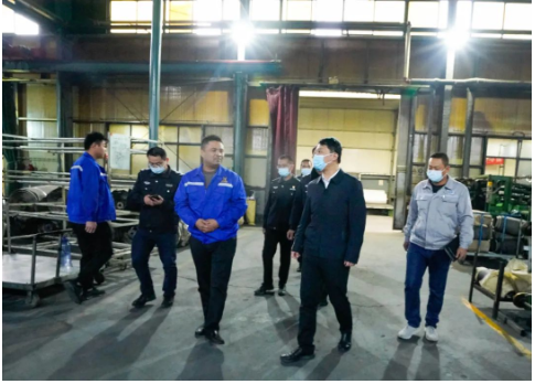 朱宁一行先后到东营瑞升橡胶有限公司、东营市华隆橡塑有限责任公司、东营市亚泰橡塑有限责任公司、东营丰泰橡塑有限公司督导检查,重点对企业电气线路、消防器材配备、设施设备运转、仓库物资存放、节假日期间应急值班值守制度等方面开展全面检查。 朱宁一行先后到东营瑞升橡胶有限公司、东营市华隆橡塑有限责任公司、东营市亚泰橡塑有限责任公司、东营丰泰橡塑有限公司督导检查,重点对企业电气线路、消防器材配备、设施设备运转、仓库物资存放、节假日期间应急值班值守制度等方面开展全面检查。