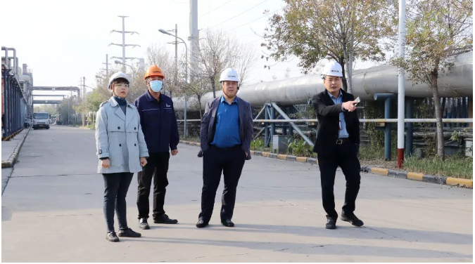 郭新军副总裁要求,当前正值二十大期间,公司上下要提高政治站位,深入贯彻落实各级政府和集团公司关于安全生产、疫情防控的部署要求,从讲政治、讲大局的高度切实抓好安全生产、疫情防控等工作,做到守土有责、守土负责、守土尽责,以实际行动坚定拥护“两个确立”、坚决做到“两个维护”。 郭新军副总裁要求,当前正值二十大期间,公司上下要提高政治站位,深入贯彻落实各级政府和集团公司关于安全生产、疫情防控的部署要求,从讲政治、讲大局的高度切实抓好安全生产、疫情防控等工作,做到守土有责、守土负责、守土尽责,以实际行动坚定拥护“两个确立”、坚决做到“两个维护”。