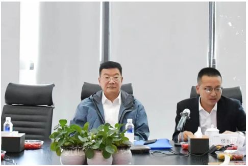 邹哲贤及各位专家肯定了时代新材的工作,并围绕中国中车数字化转型的目的、方向、目标、原则、推进策略等进行指示,他强调要坚持:战略统领、由上往下;数据贯通、标准统一;需求拉动、及时推进;急用先行、逐步覆盖;数据驱动、平台赋能的原则。 邹哲贤及各位专家肯定了时代新材的工作,并围绕中国中车数字化转型的目的、方向、目标、原则、推进策略等进行指示,他强调要坚持:战略统领、由上往下;数据贯通、标准统一;需求拉动、及时推进;急用先行、逐步覆盖;数据驱动、平台赋能的原则。