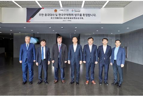 锦湖轮胎代表与中国驻韩大使及韩国贸易协会到访嘉宾合影