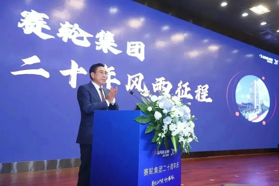 　袁仲雪同时，袁仲雪讲述了每一个关键词背后沉甸甸的故事。他强调，企业发展必须要紧跟时代步伐，融入国家战略大局。未来，赛轮将加快实施创新驱动发展战略，加强关键技术自主研发能力，加快实现高水平科技自立自强。
