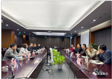 11月21日下午,王耀一行受浙江物产中大化工集团有限公司邀请,来到物产中大化工集团杭州总部,与物产中大化工集团党委副书记、副董事长、总经理陈海滨,党委副书记、董事、工会主席时贞仑进行友好会谈。会谈时,陈海滨特别强调,非常感谢黑猫股份在炭黑方面给予的大力支持。双方还就进一步深化合作进行了友好洽谈。 11月21日下午,王耀一行受浙江物产中大化工集团有限公司邀请,来到物产中大化工集团杭州总部,与物产中大化工集团党委副书记、副董事长、总经理陈海滨,党委副书记、董事、工会主席时贞仑进行友好会谈。会谈时,陈海滨特别强调,非常感谢黑猫股份在炭黑方面给予的大力支持。双方还就进一步深化合作进行了友好洽谈。