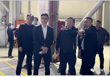 倪晟向王耀一行介绍了和泽医药发展历程和运营模式,并表示和泽医药会充分发挥自身优势,全力助力黑猫集团医药化工板块做大做强。随后,王耀向倪晟介绍黑猫集团目前医药化工板块的发展情况及今后的发展方向。 倪晟向王耀一行介绍了和泽医药发展历程和运营模式,并表示和泽医药会充分发挥自身优势,全力助力黑猫集团医药化工板块做大做强。随后,王耀向倪晟介绍黑猫集团目前医药化工板块的发展情况及今后的发展方向。