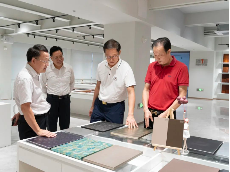 李剑文董事长对市政协庄树俊主席一行莅临漆加集团表示热烈的欢迎,亲自带领来宾们参观漆加创新中心,并为大家详细介绍了漆加化工集团的发展历程,涂料新技术及服务解决方案,阐述了漆加集团“打造家居产业应用创新服务平台”,赋能家居产业高质量发展的愿景。 李剑文董事长对市政协庄树俊主席一行莅临漆加集团表示热烈的欢迎,亲自带领来宾们参观漆加创新中心,并为大家详细介绍了漆加化工集团的发展历程,涂料新技术及服务解决方案,阐述了漆加集团“打造家居产业应用创新服务平台”,赋能家居产业高质量发展的愿景。