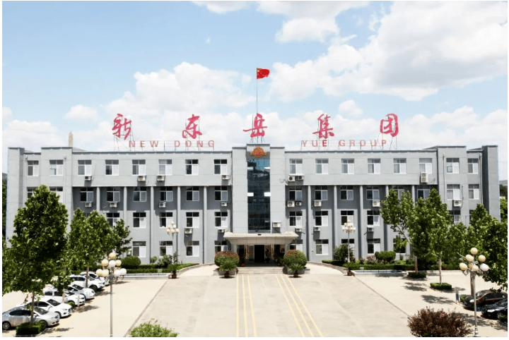 在青岛大学校方人士的陪同下,殷峰一行参观了生命科学院、化学化工学院及实验室等,青岛大学表示,希望与新东岳集团联合申报省市重大科技专项、开展横向课题研究开发等合作。 在青岛大学校方人士的陪同下,殷峰一行参观了生命科学院、化学化工学院及实验室等,青岛大学表示,希望与新东岳集团联合申报省市重大科技专项、开展横向课题研究开发等合作。