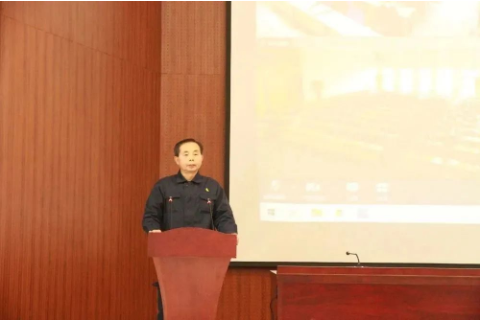 最后,副董事长单曰新做述职报告。他强调指出,新的一年,我们要解放思想,创新求变。严抓安全生产管理,持续提升环保工作,稳中求进做好质量,千方百计降本增效,加快推进项目建设,抓好技术创新、基础管理,全力以赴促进生产安全高效运行。 最后,副董事长单曰新做述职报告。他强调指出,新的一年,我们要解放思想,创新求变。严抓安全生产管理,持续提升环保工作,稳中求进做好质量,千方百计降本增效,加快推进项目建设,抓好技术创新、基础管理,全力以赴促进生产安全高效运行。