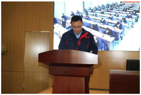 张国甫:“开得起、稳得住、出效益”,确保“安稳长满优”运行,是我们的责任与使命。纵观全年,我们坚持“稳装置、增效益”,践行“法治”,完成了年初制定的安全生产目标。2023年要继续实现“五个零”的安全生产目标,坚持贯彻“安全第一、生命至上”的文化理念,必须坚持严管重法,必须坚持高强度管控,安全面前人人平等。 张国甫:“开得起、稳得住、出效益”,确保“安稳长满优”运行,是我们的责任与使命。纵观全年,我们坚持“稳装置、增效益”,践行“法治”,完成了年初制定的安全生产目标。2023年要继续实现“五个零”的安全生产目标,坚持贯彻“安全第一、生命至上”的文化理念,必须坚持严管重法,必须坚持高强度管控,安全面前人人平等。
