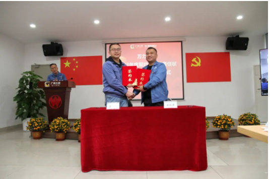 会上,总经理曹限东与销售总监、三个基地负责人进行契约化考核责任状以及安全责任状签约仪式。 会上,总经理曹限东与销售总监、三个基地负责人进行契约化考核责任状以及安全责任状签约仪式。