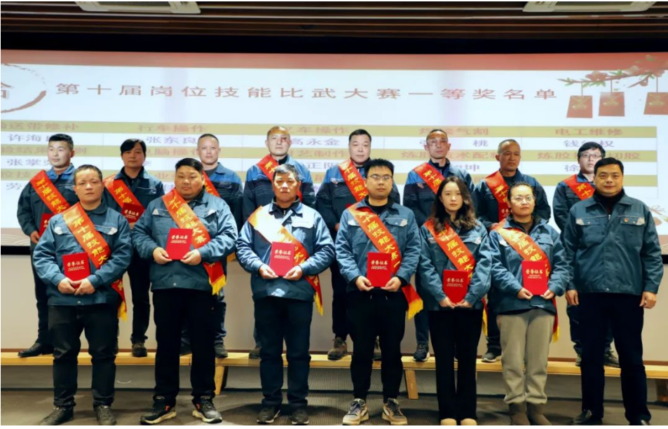 总经理沈会民为一等奖获得者颁奖并合影