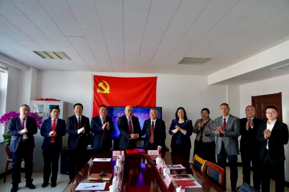 旗委书记王银保率队赴山东省,考察金谷集团、二十黄家商贸有限公司、玲珑轮胎股份有限公司、华东橡胶材料有限公司,2月4日,在华东橡胶材料有限公司签约炭黑项目。 旗委书记王银保率队赴山东省,考察金谷集团、二十黄家商贸有限公司、玲珑轮胎股份有限公司、华东橡胶材料有限公司,2月4日,在华东橡胶材料有限公司签约炭黑项目。