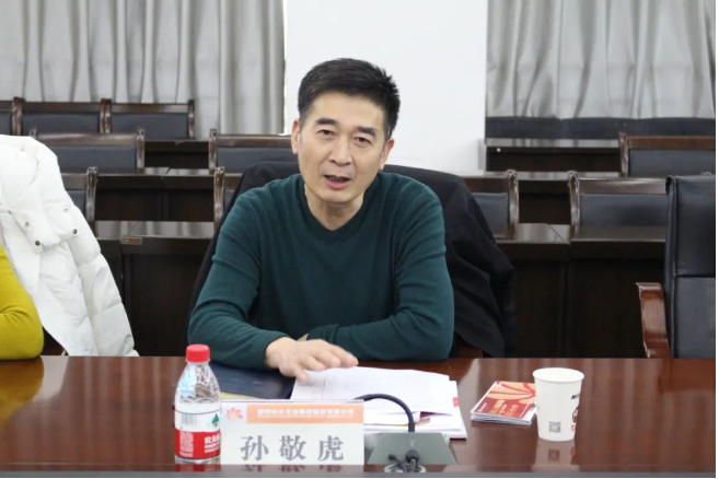陕西省商务厅副厅长孙敬虎一行到延长橡胶公司调研座谈,公司总经理张航伟、营销总监王国强及相关部门负责人参加了会谈。 陕西省商务厅副厅长孙敬虎一行到延长橡胶公司调研座谈,公司总经理张航伟、营销总监王国强及相关部门负责人参加了会谈。