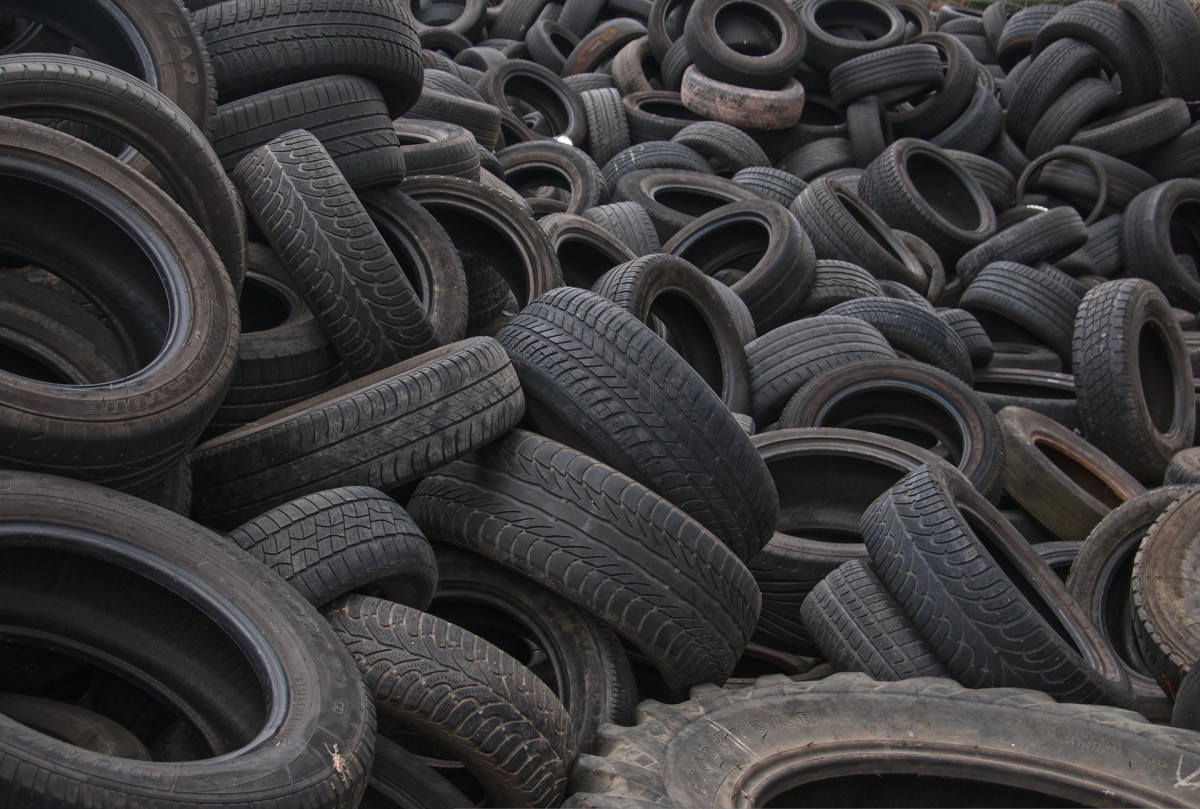 目前，大部分地区的废旧轮胎价格都不低，现在废旧轮胎价格几乎都在1500元/吨以上。